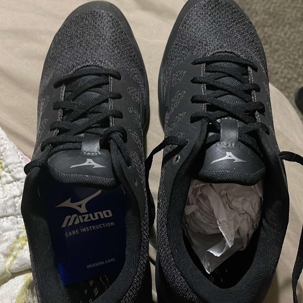 no slip tennis shoes never worn